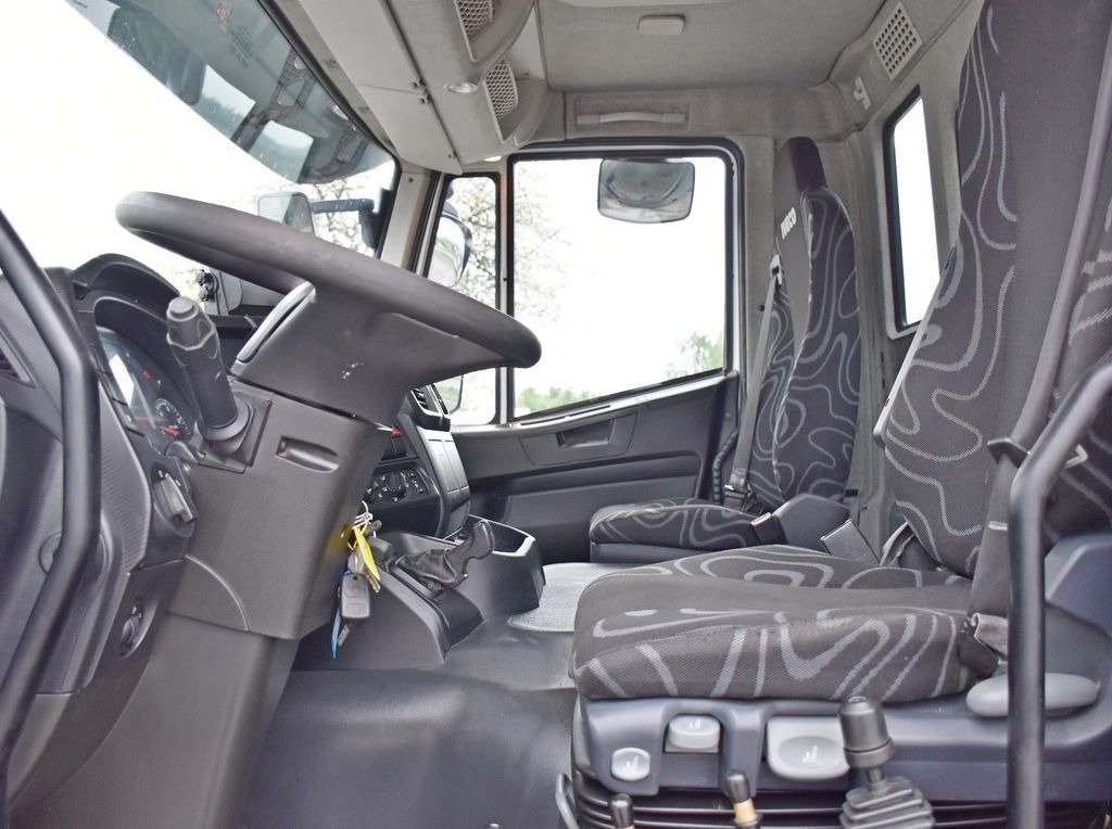 Camión volquete Iveco Trakker 410 Kipper 5,90m + BORDMATIC / 8x4: foto 9