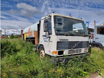 Camión cisterna para transporte de combustible Volvo FL 7: foto 1