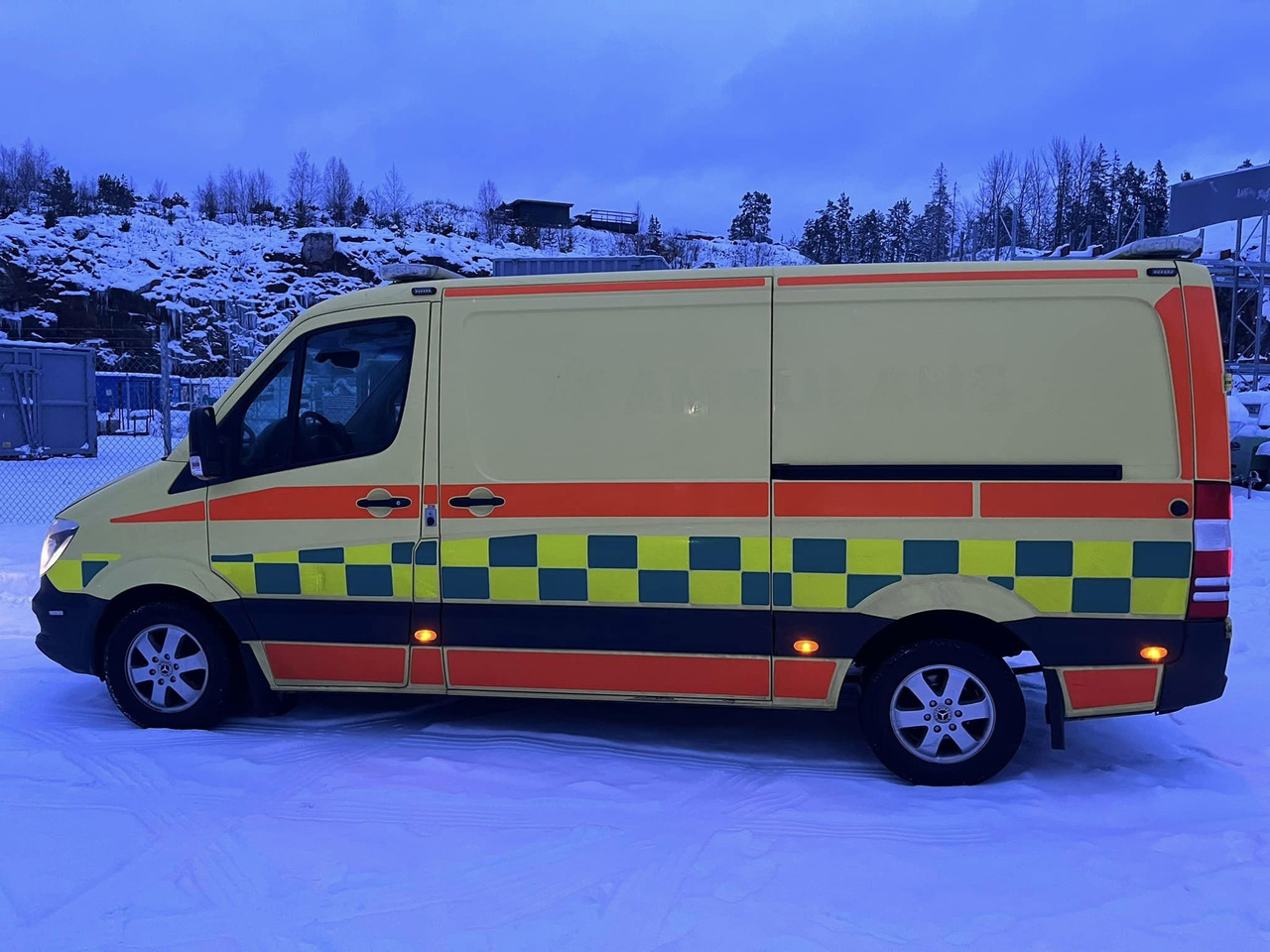 Ambulancia MERCEDES-BENZ Sprinter 319 3.0 ambulance/krankenwagen: foto 2