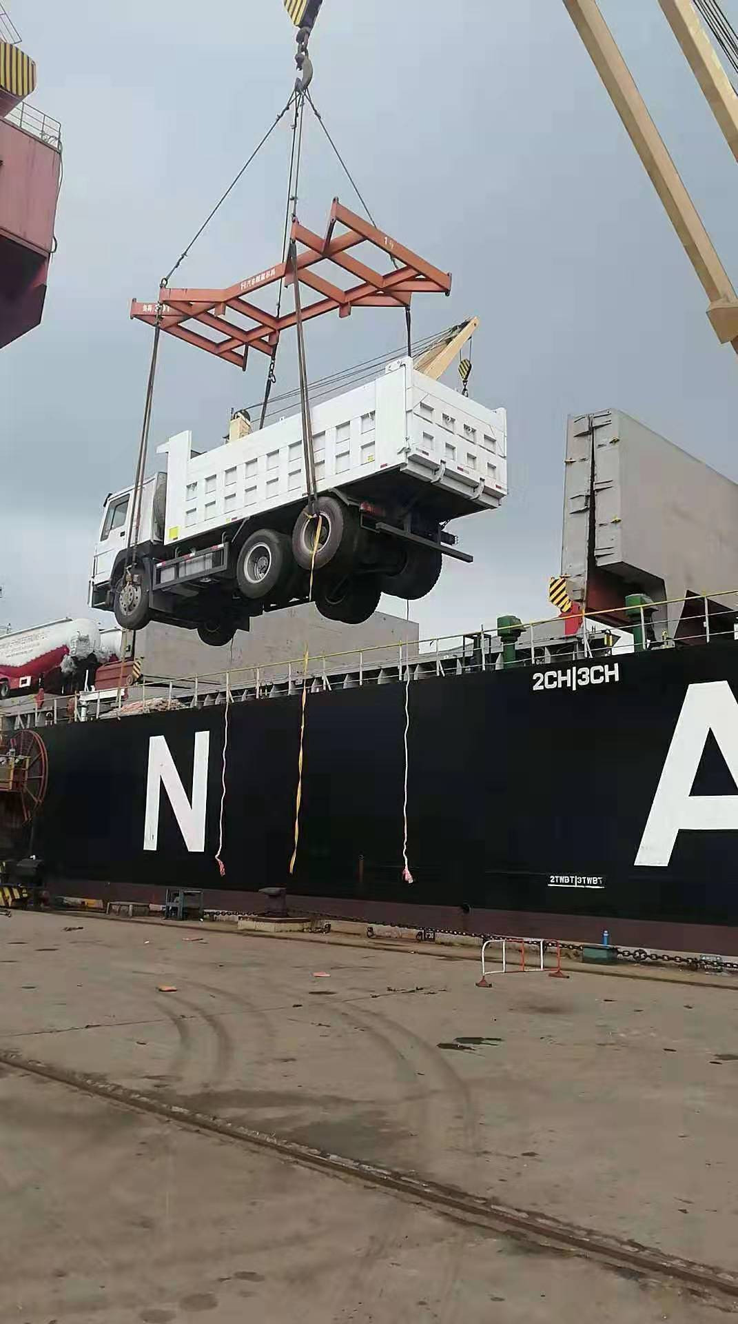 Shandong Guhong Auto Industrial CO., LTD - Camiones - Año: 2019, 6x4, aire acondicionado undefined: foto 4
