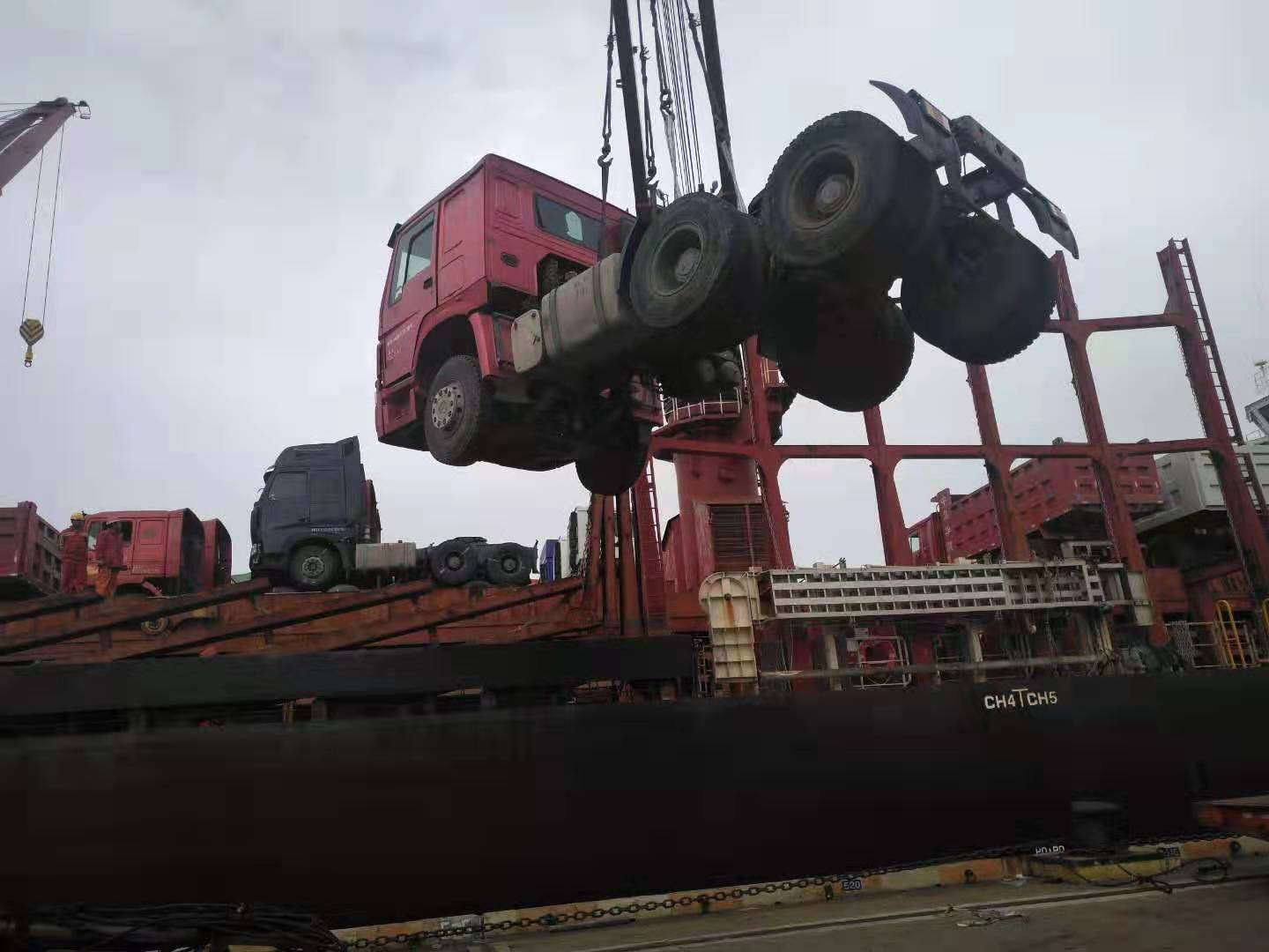 Shandong Guhong Auto Industrial CO., LTD - Camiones - Año: 2019, 6x4, aire acondicionado undefined: foto 6