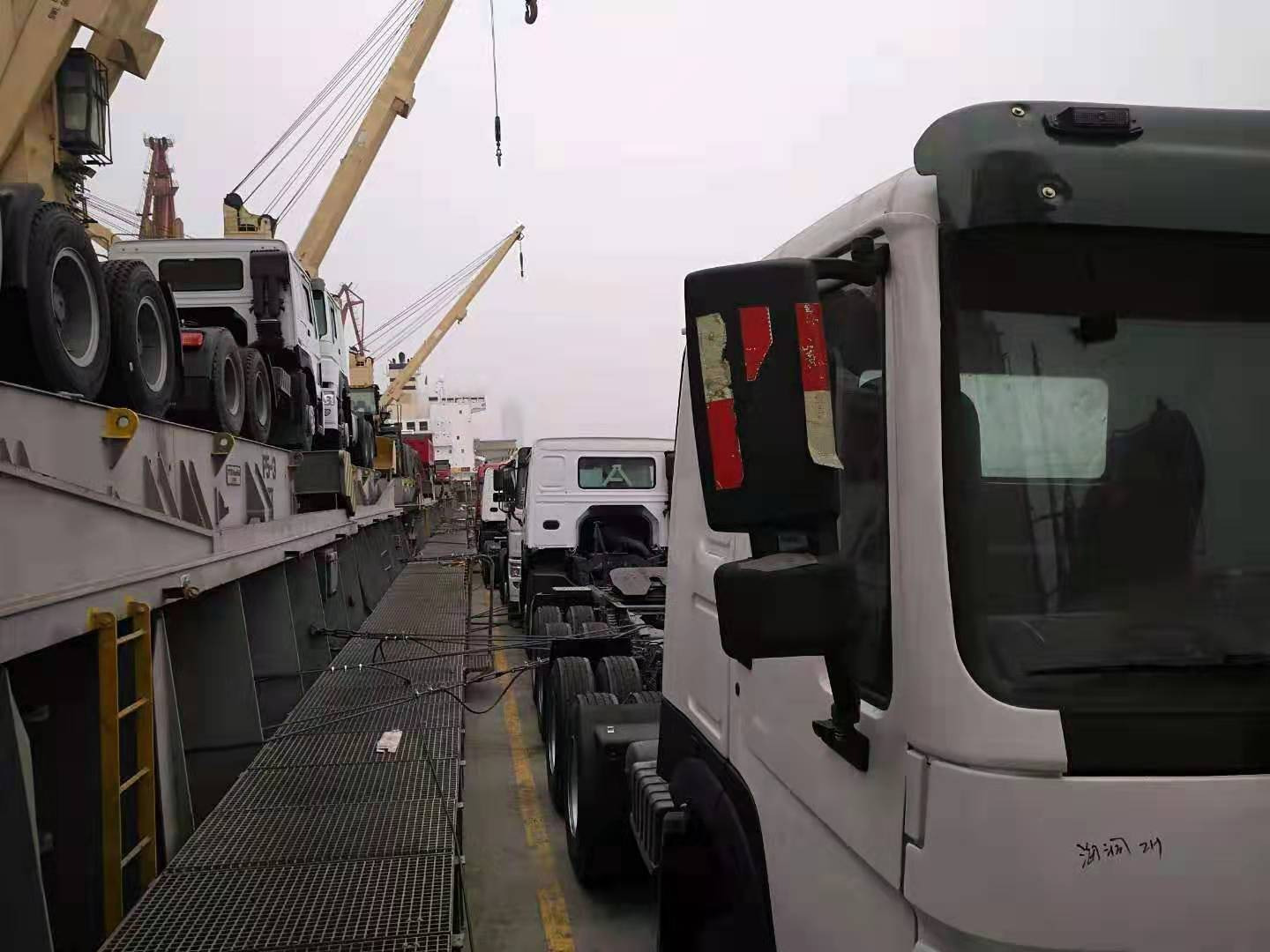 Shandong Guhong Auto Industrial CO., LTD - Camiones - Año: 2019, 6x4, aire acondicionado undefined: foto 10