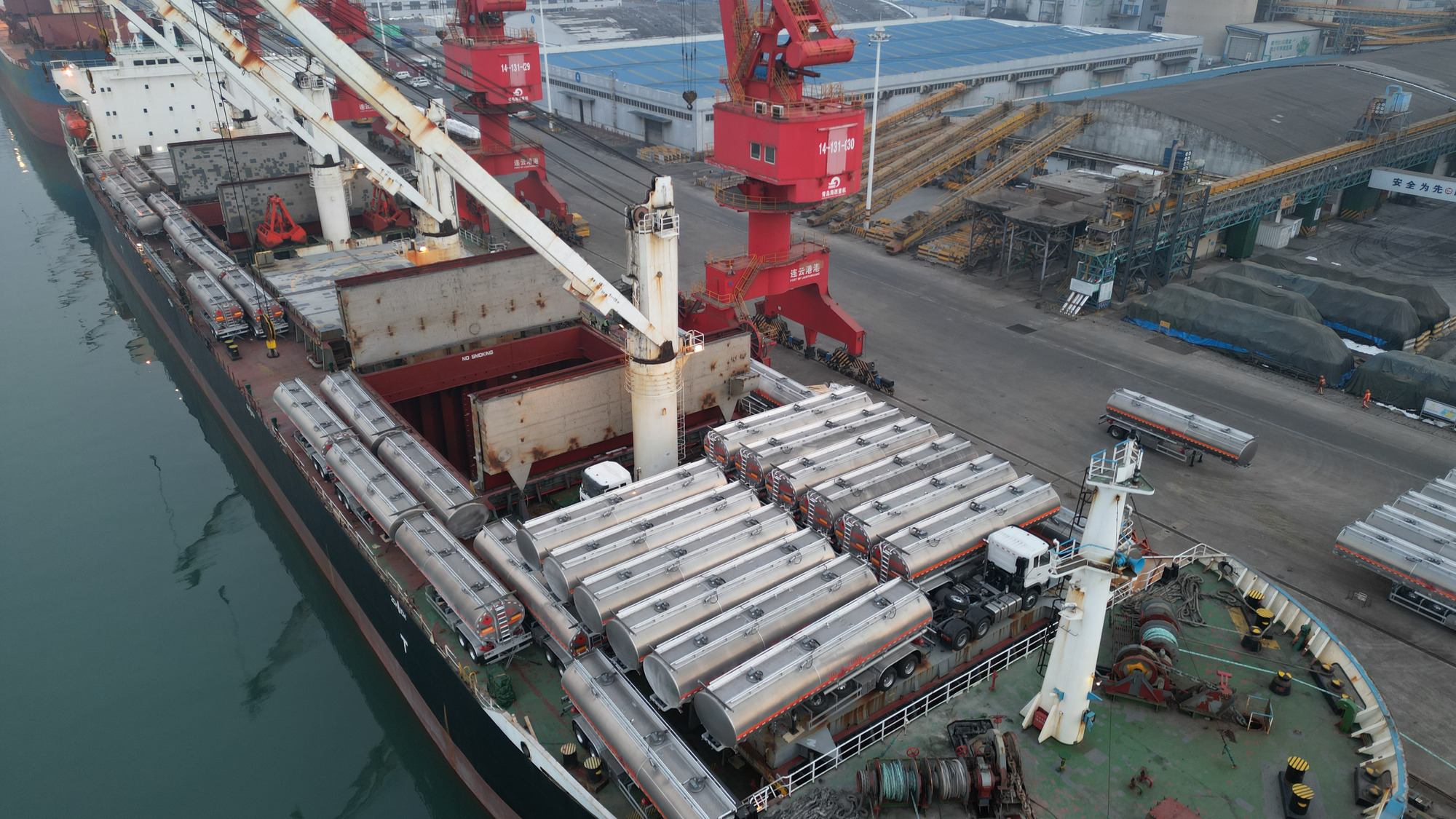 Qingdao Higher Weight Trade Co. LTD - Camiones SINOTRUK HOWO undefined: foto 2