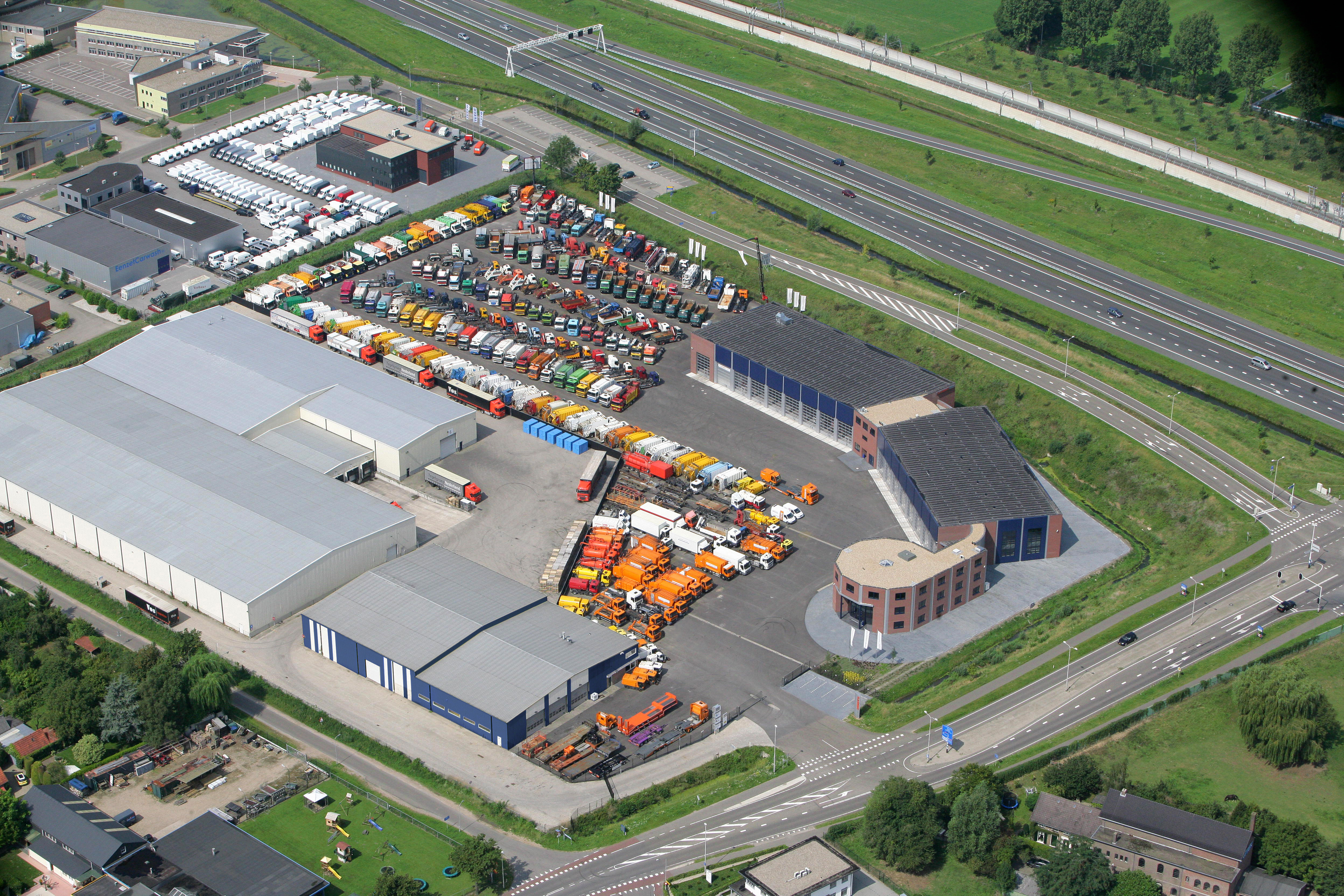 CLEAN MAT TRUCKS B.V. - Camiones undefined: foto 1