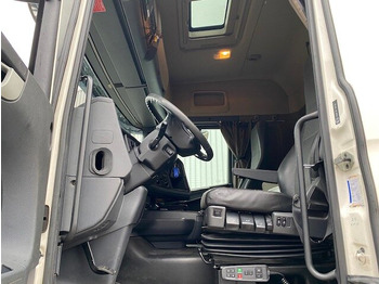 Foto del interior 1: Camión caja cerrada Scania R450 LB 6x2-4 R450 LB 6x2-4 Getränkekoffer, Retarder, Lift-/Lenkachse, Stapleraufnahme