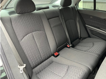 Sedan Mercedes-Benz E-Klasse / Limousine / 240 Avantgarde / 4-Matic / 8-pers / APK/TUV 09-2026 /: foto 4