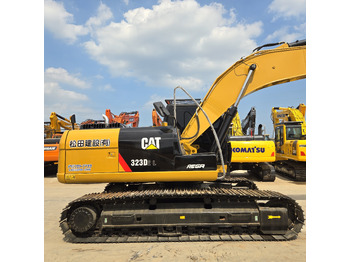 Excavadora CATERPILLAR 323D2L: foto 2