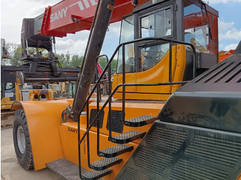 Reach stacker