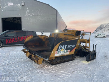 Equipo de construcción CATERPILLAR