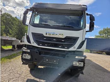 Camión volquete IVECO TRAKKER 500 8x4 EURO6 Bordmatik: foto 2