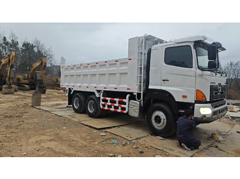 Camión volquete HINO