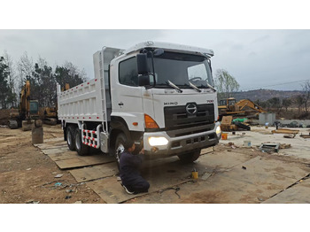 Camión volquete HINO