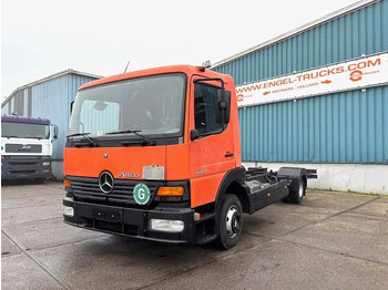 Camión chasis MERCEDES-BENZ Atego 823