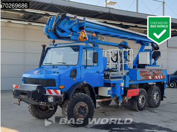 Camión grúa UNIMOG
