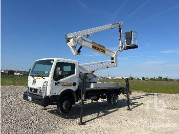 Camión con plataforma elevadora NISSAN