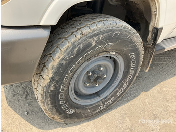 SUV/ Todoterreno 2011 Toyota Land Cruiser LX 76R 4x4 SUV: foto 5