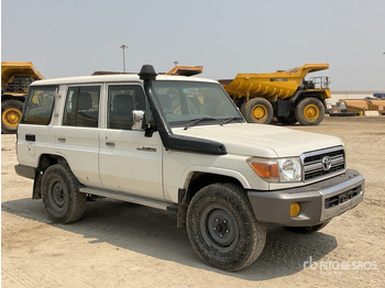 SUV/ Todoterreno 2011 Toyota Land Cruiser LX 76R 4x4 SUV: foto 2