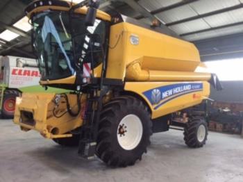 Cosechadora de granos New Holland TC 4.90: foto 1