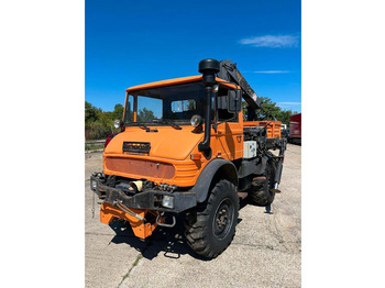 Camión volquete UNIMOG