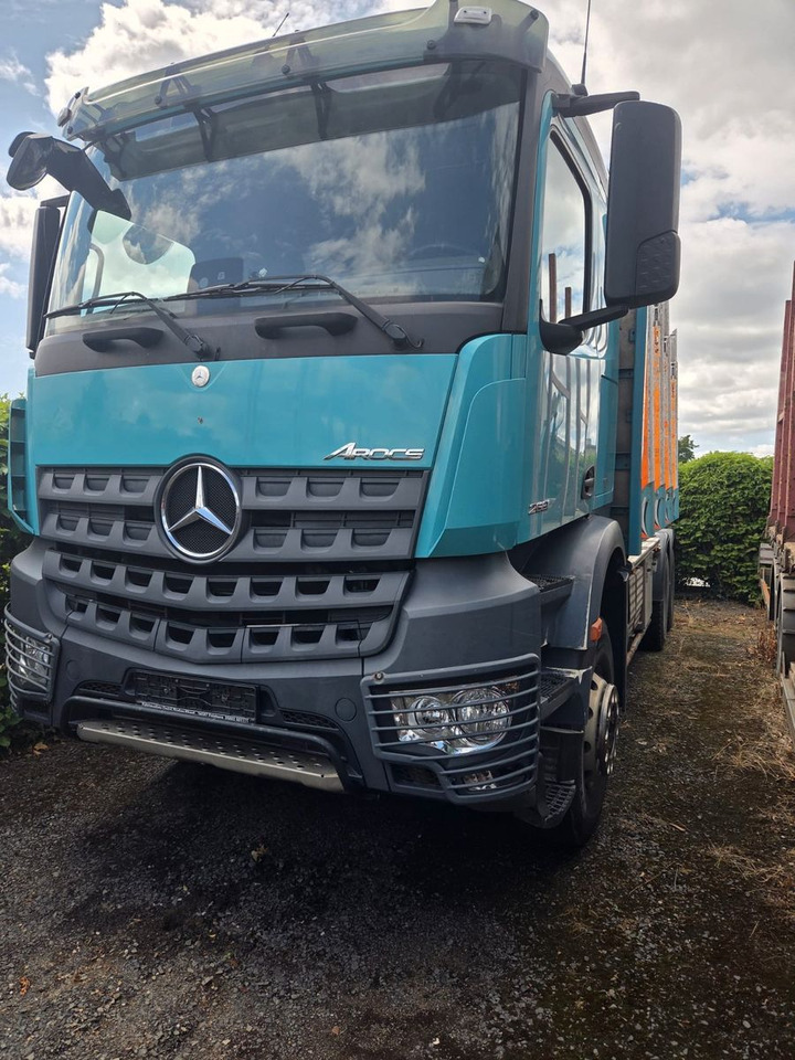 Mercedes-Benz Arocs 2651 Holztransporter Blatt Blatt Kran - Camión forestal: foto 1 Mercedes-Benz Arocs 2651 Holztransporter Blatt Blatt Kran - Camión forestal: foto 1