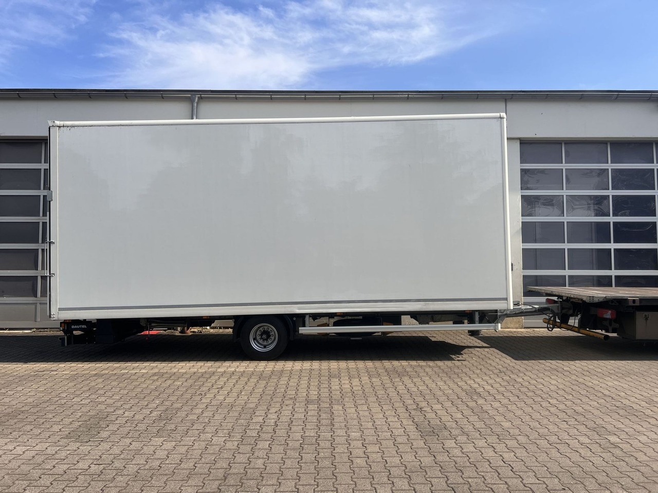Ackermann 1 Achs Kofferanhänger mit Ladebordwand 10,5 t G - Remolque caja cerrada: foto 4 Ackermann 1 Achs Kofferanhänger mit Ladebordwand 10,5 t G - Remolque caja cerrada: foto 4