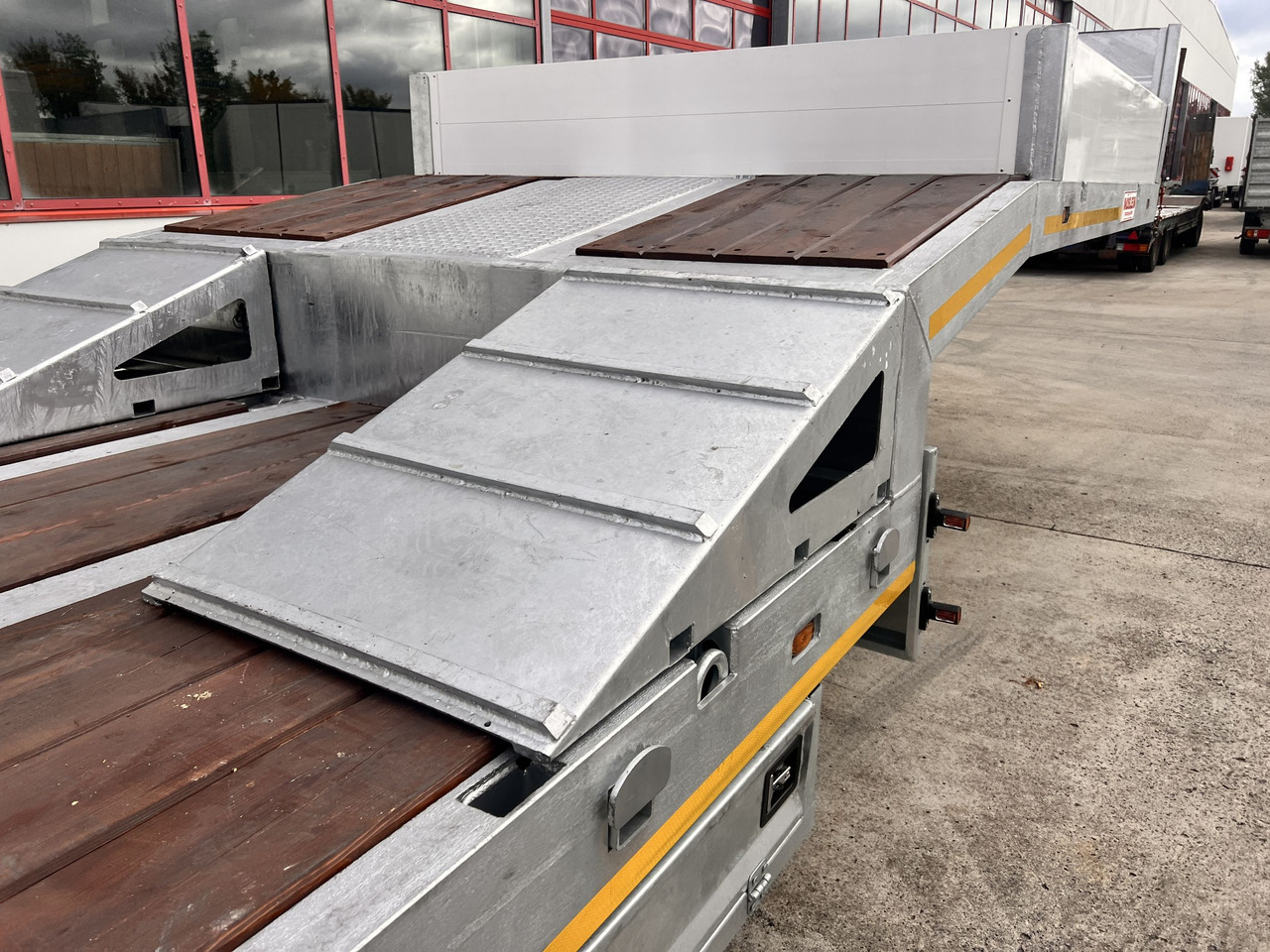 Möslein ST 3 3 Achs Satteltieflader neu - Semirremolque góndola rebajadas: foto 4 Möslein ST 3 3 Achs Satteltieflader neu - Semirremolque góndola rebajadas: foto 4