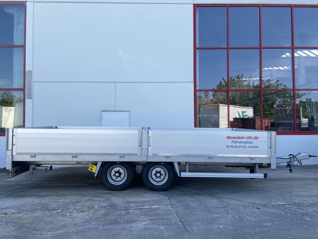 Remolque plataforma/ Caja abierta Möslein Tandem- Pritschenanhänger, neuwertig: foto 1
