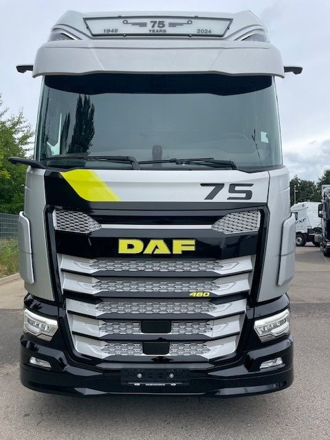 DAF XG+ 480 FT 75 Jahre DAF Edition "Limitiert" DAF XG+ 480 FT 75 Jahre DAF Edition - Cabeza tractora: foto 4 DAF XG+ 480 FT 75 Jahre DAF Edition "Limitiert" DAF XG+ 480 FT 75 Jahre DAF Edition - Cabeza tractora: foto 4