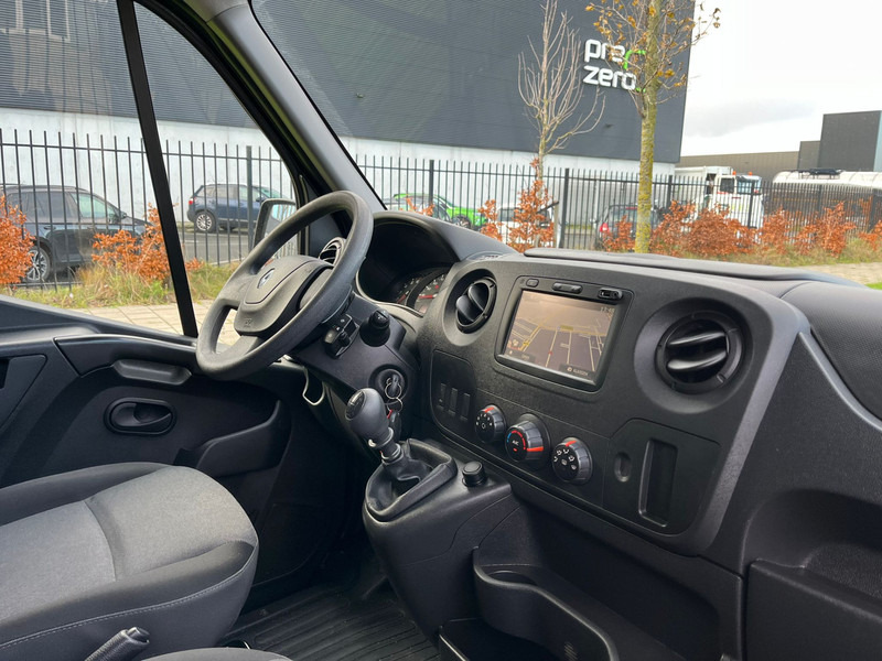 Foto del interior 2: Furgoneta pequeña Renault Master 130.33 L2H2 2.3dci