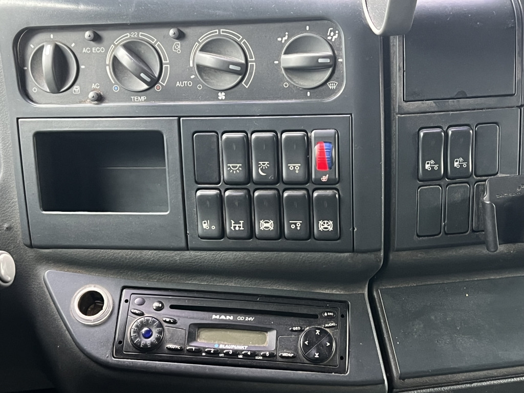 MAN TGA 26.440 6x2 LL Retarder Kran Palfinger 20002 - Camión lona, Camión grúa: foto 2 MAN TGA 26.440 6x2 LL Retarder Kran Palfinger 20002 - Camión lona, Camión grúa: foto 2