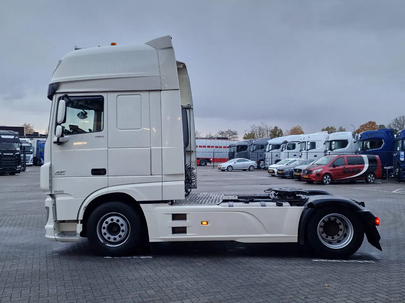 DAF XF 460 SuperSpaceCab 4x2 - Full air - Night Clima - TV -Microwave - Full spoiler - Navi - Cabeza tractora: foto 4 DAF XF 460 SuperSpaceCab 4x2 - Full air - Night Clima - TV -Microwave - Full spoiler - Navi - Cabeza tractora: foto 4