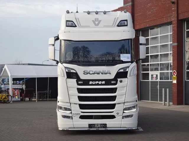 Scania 590S V8 NGS Highline 4x2 - New - Retarder - Leather - Alloy wheels Led - Navi - NEW! - Cabeza tractora: foto 2 Scania 590S V8 NGS Highline 4x2 - New - Retarder - Leather - Alloy wheels Led - Navi - NEW! - Cabeza tractora: foto 2