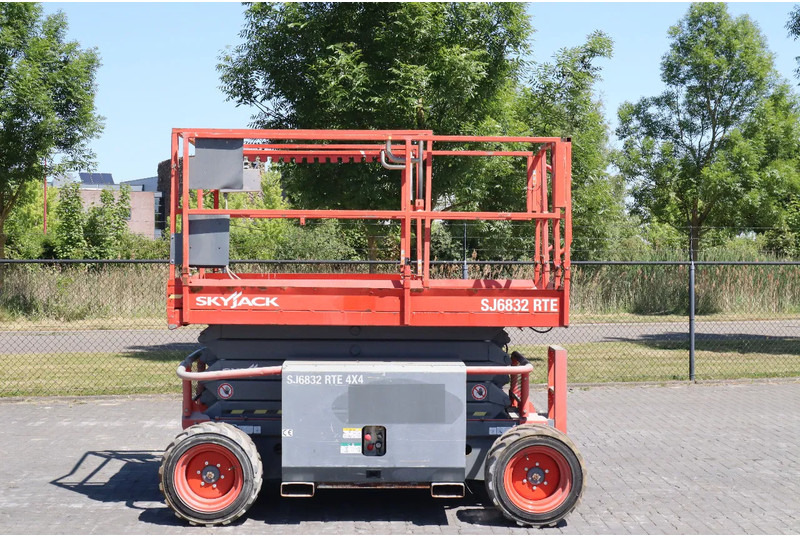 Skyjack SJ 6832 RTE | 12 METER | 454 KG - Plataforma de tijeras: foto 1 Skyjack SJ 6832 RTE | 12 METER | 454 KG - Plataforma de tijeras: foto 1