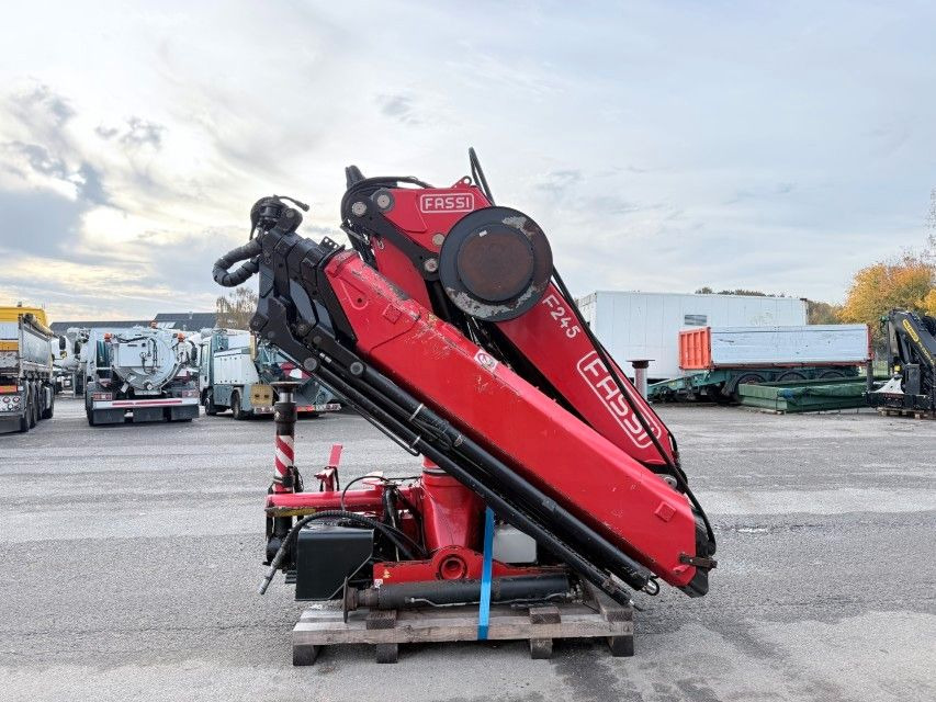 Fassi F245A.2.25 E-Dynamic Radio Remote / Crane - Camión grúa: foto 1 Fassi F245A.2.25 E-Dynamic Radio Remote / Crane - Camión grúa: foto 1