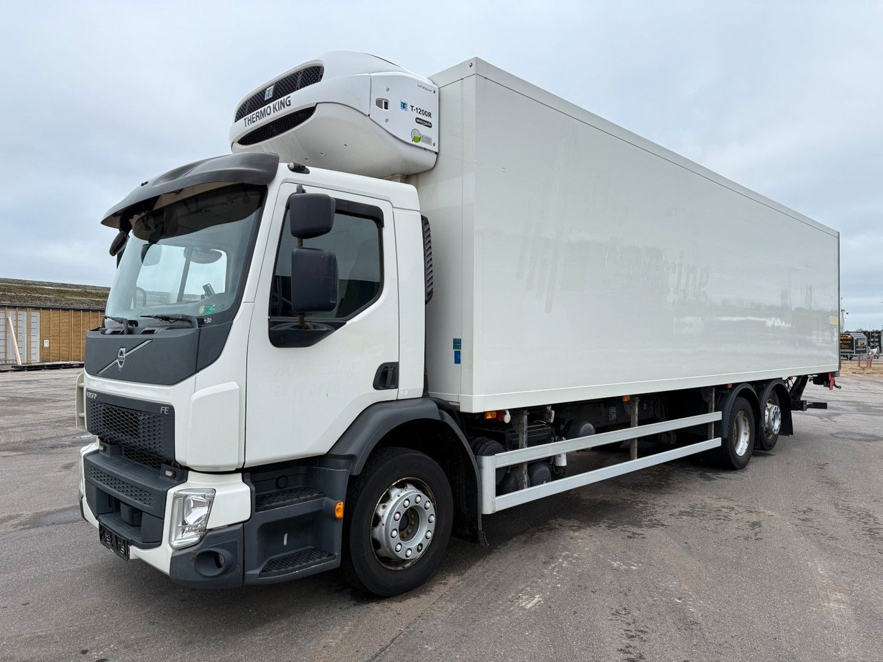 Volvo FE320 6x2*4 TK T1200-R Spectrum 9,80 m. koffer - Camión frigorífico: foto 1 Volvo FE320 6x2*4 TK T1200-R Spectrum 9,80 m. koffer - Camión frigorífico: foto 1