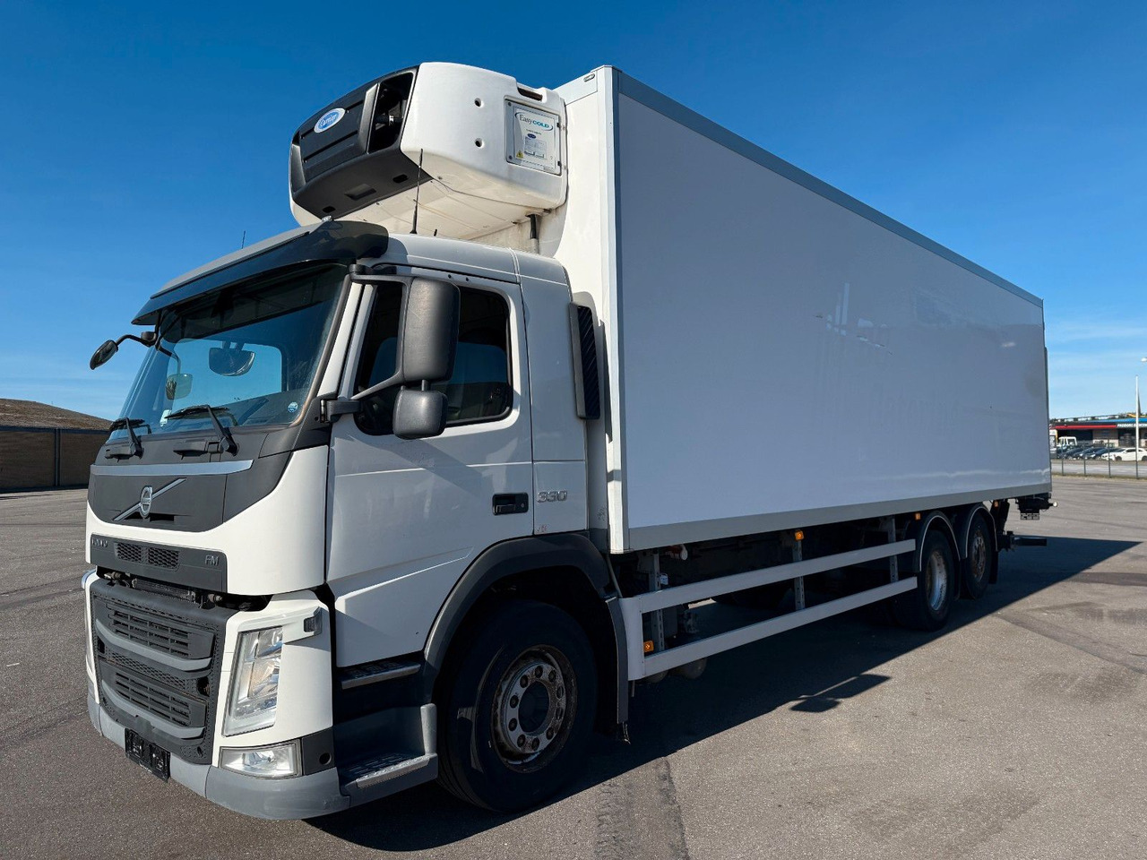 Volvo FM330 6x2*4 Carrier Supra 1250 Mt / 9.3 m Koffer - Camión frigorífico: foto 1 Volvo FM330 6x2*4 Carrier Supra 1250 Mt / 9.3 m Koffer - Camión frigorífico: foto 1