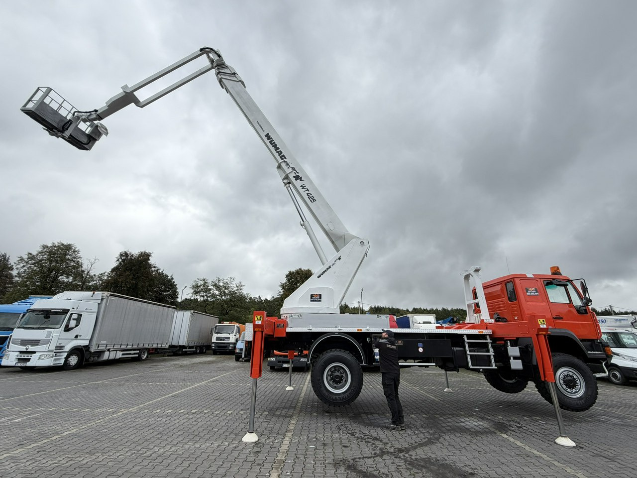 MAN 18.284 4x4 Zwyżka WUMAG WT 425 Podnośnik Koszowy - Camión con plataforma elevadora: foto 2 MAN 18.284 4x4 Zwyżka WUMAG WT 425 Podnośnik Koszowy - Camión con plataforma elevadora: foto 2