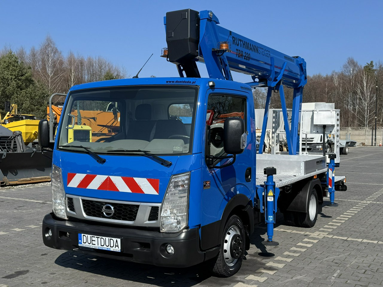 Nissan Cabstar - Camión con plataforma elevadora: foto 3 Nissan Cabstar - Camión con plataforma elevadora: foto 3