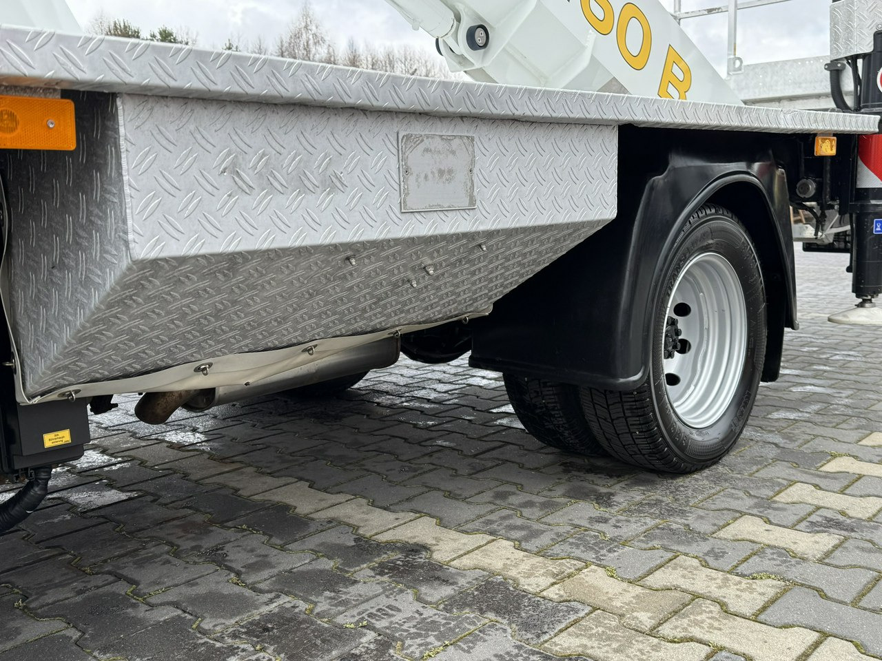 Camión con plataforma elevadora Nissan Cabstar: foto 11