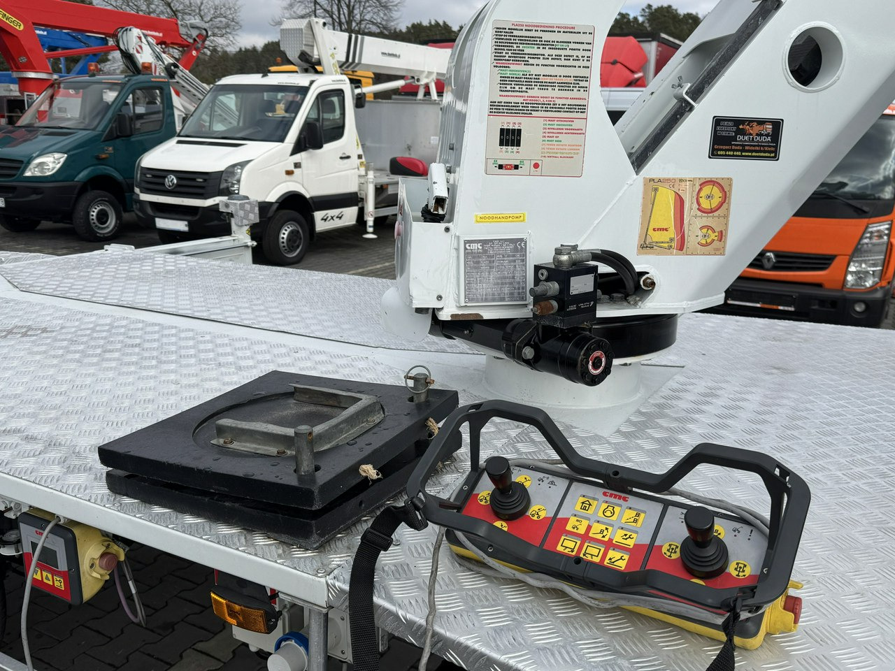 Camión con plataforma elevadora Renault Maxity: foto 7