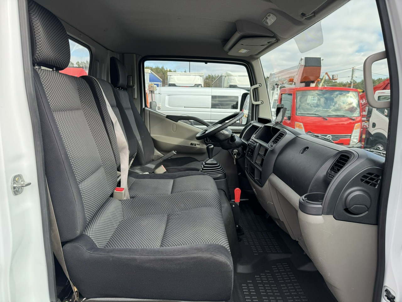 Camión con plataforma elevadora Renault Maxity: foto 29