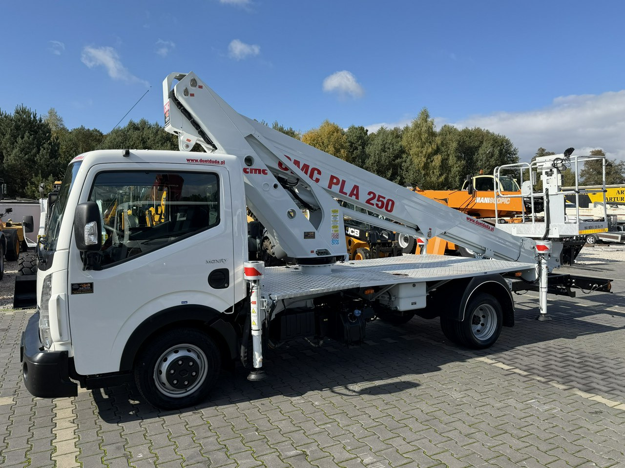 Renault Maxity - Camión con plataforma elevadora: foto 2 Renault Maxity - Camión con plataforma elevadora: foto 2