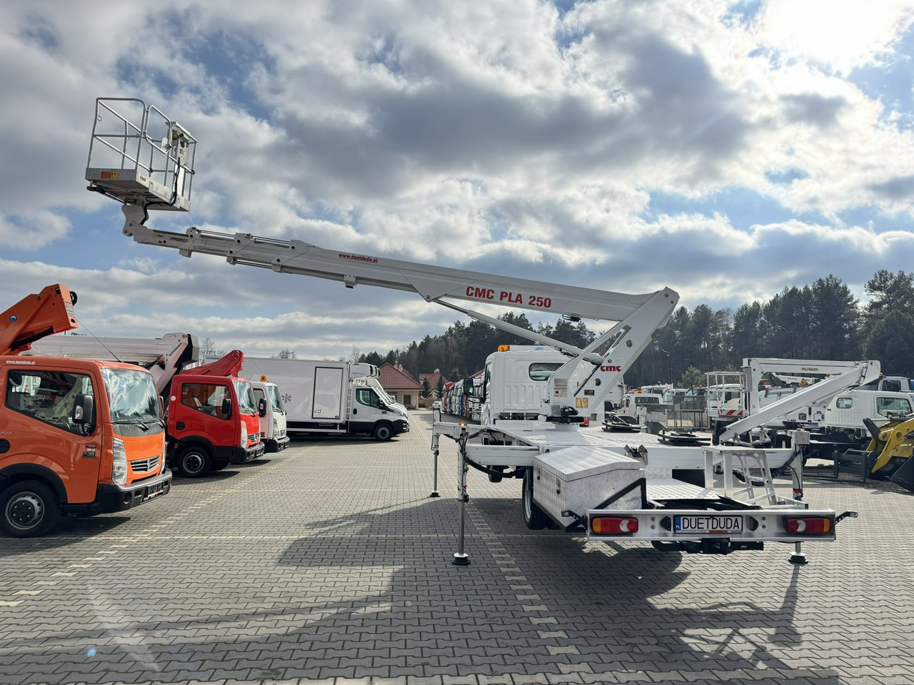 Camión con plataforma elevadora Renault Maxity: foto 22