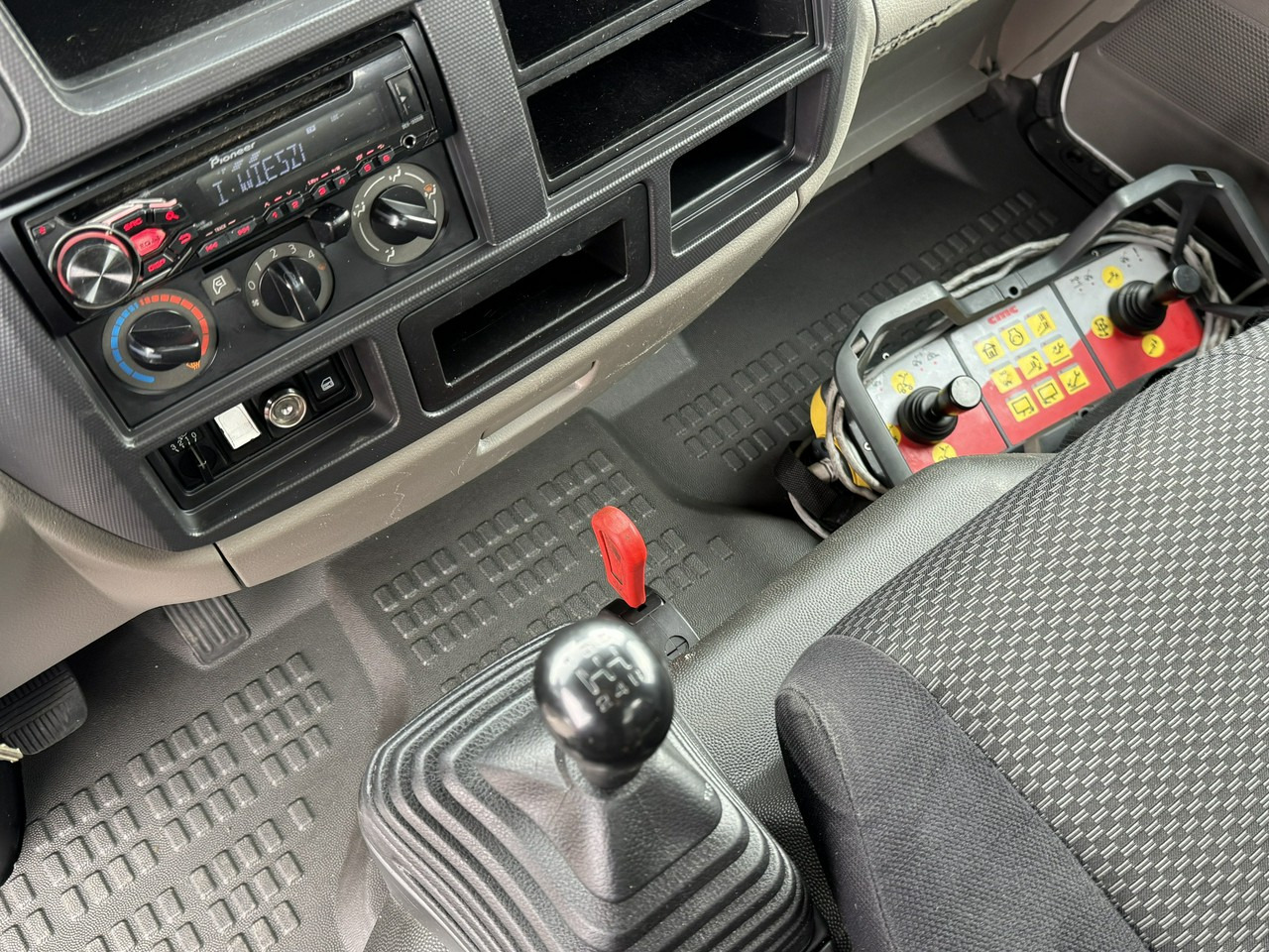 Camión con plataforma elevadora Renault Maxity: foto 26