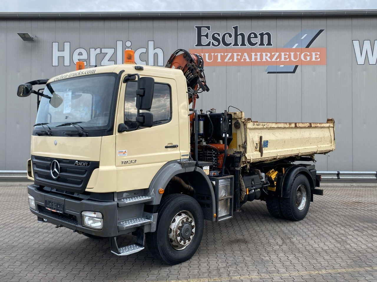 Mercedes-Benz 1833 4x4 Axor | Atlas 105.2-A2*Funk*AHK*3 Sitze - Camión volquete, Camión grúa: foto 1 Mercedes-Benz 1833 4x4 Axor | Atlas 105.2-A2*Funk*AHK*3 Sitze - Camión volquete, Camión grúa: foto 1