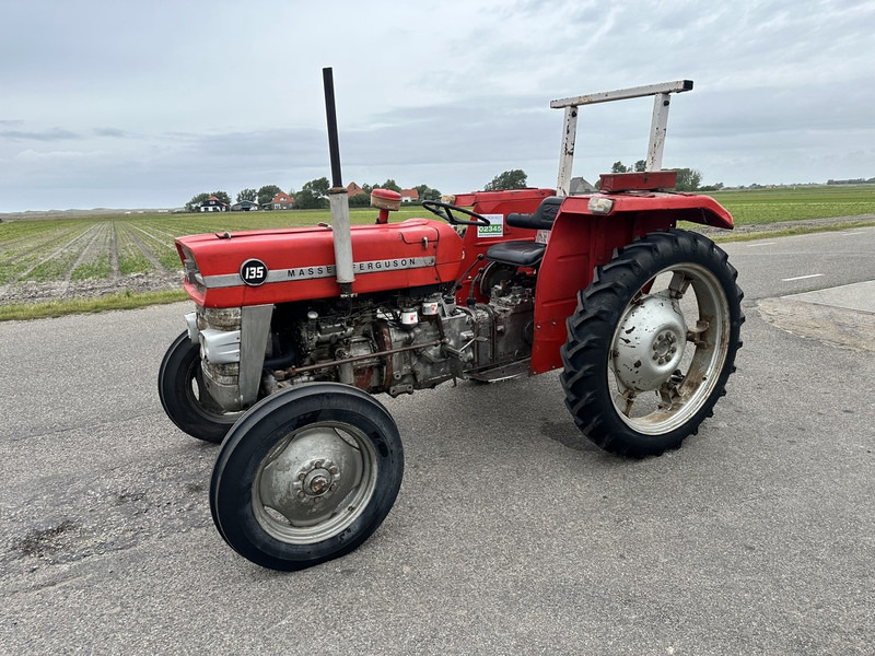 Massey Ferguson 135 - Tractor: foto 1 Massey Ferguson 135 - Tractor: foto 1