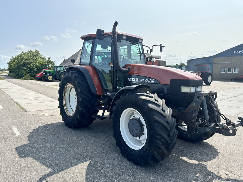 New Holland M135 - Tractor: foto 3 New Holland M135 - Tractor: foto 3