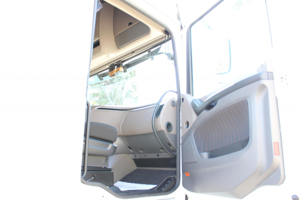 Daf 530 SSC Retarder Kühlbox 2 Tanks Standklima - Cabeza tractora: foto 2 Daf 530 SSC Retarder Kühlbox 2 Tanks Standklima - Cabeza tractora: foto 2