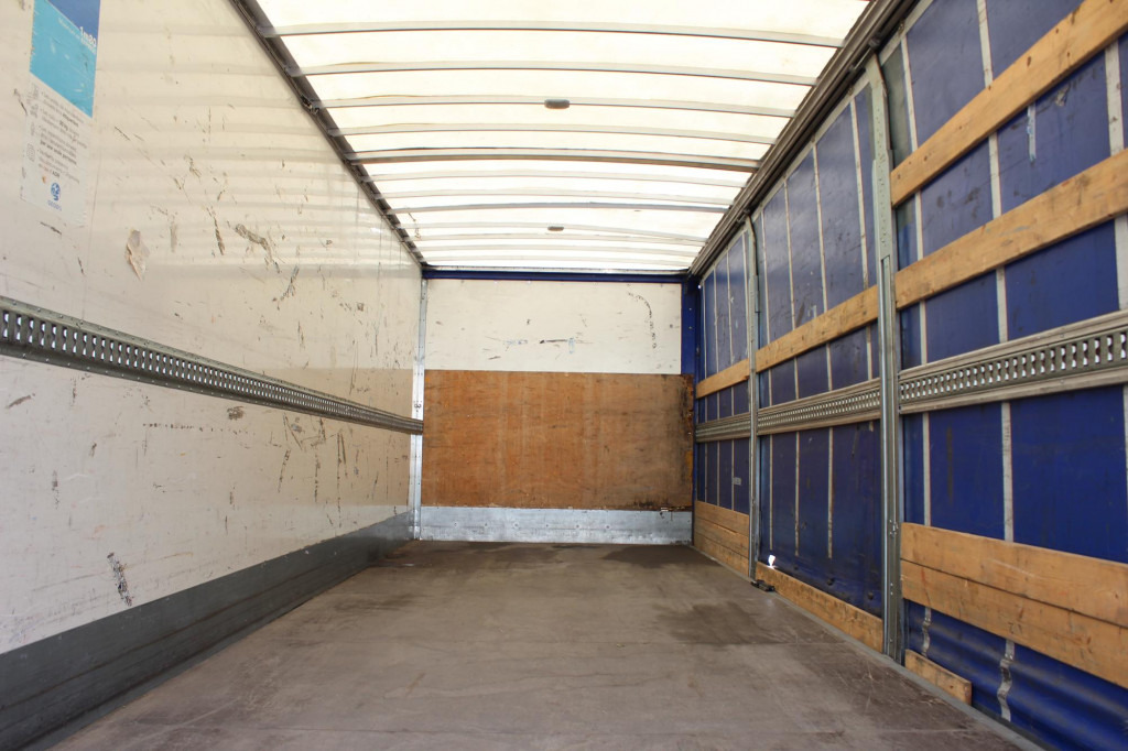 MAN TGL 12.220 Plane-Koffer 7,5 m LBW Klima 199TKm - Camión lona: foto 3 MAN TGL 12.220 Plane-Koffer 7,5 m LBW Klima 199TKm - Camión lona: foto 3