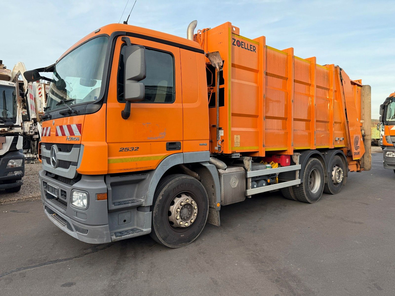 Mercedes-Benz Actros 2532 6x2 Zoeller Medium XL 21 - Camión de basura: foto 1 Mercedes-Benz Actros 2532 6x2 Zoeller Medium XL 21 - Camión de basura: foto 1